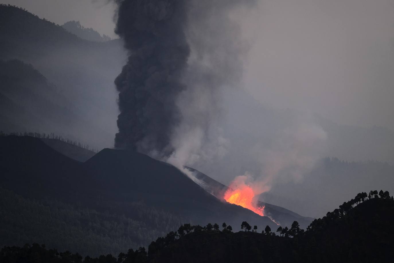 Tras 10 días de erupción el magma llega al océano Atlántico provocando una gran humareda.