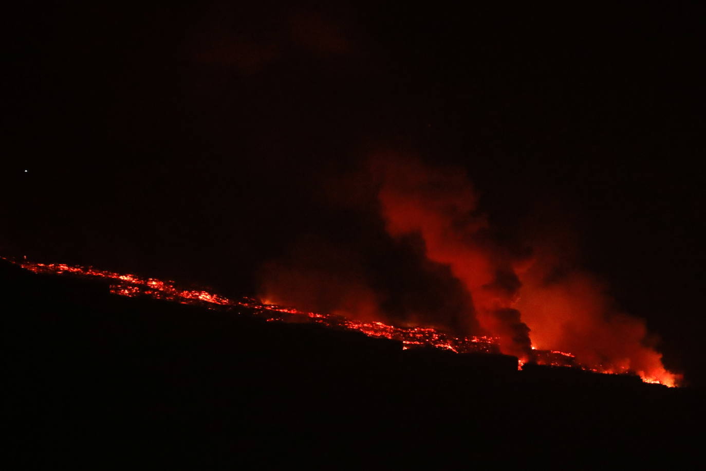 Tras 10 días de erupción el magma llega al océano Atlántico provocando una gran humareda.