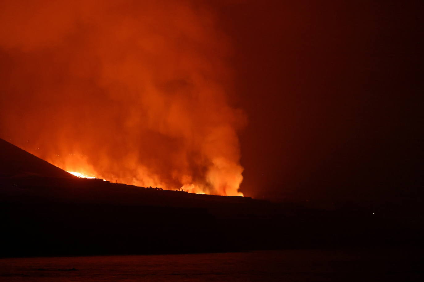 Tras 10 días de erupción el magma llega al océano Atlántico provocando una gran humareda.