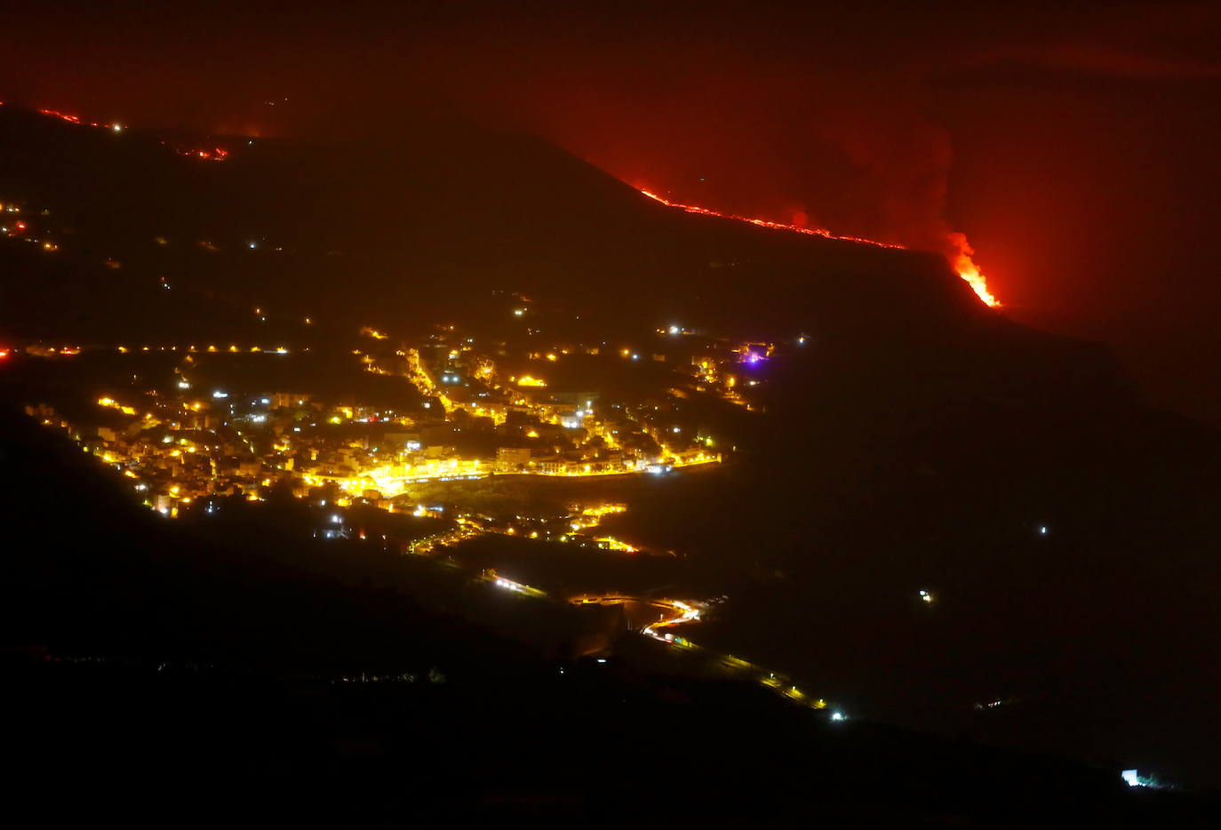 Tras 10 días de erupción el magma llega al océano Atlántico provocando una gran humareda.