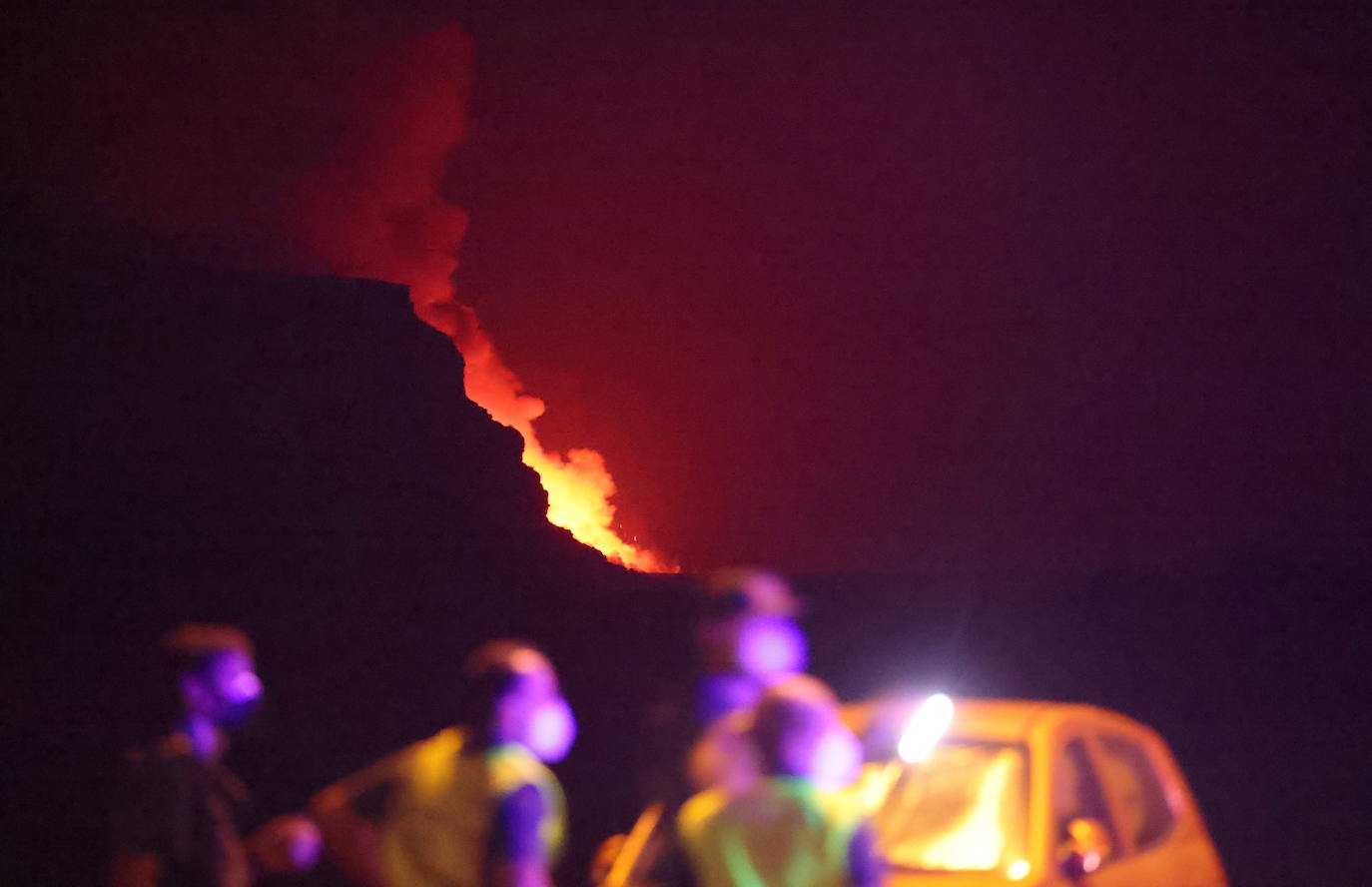 Tras 10 días de erupción el magma llega al océano Atlántico provocando una gran humareda.