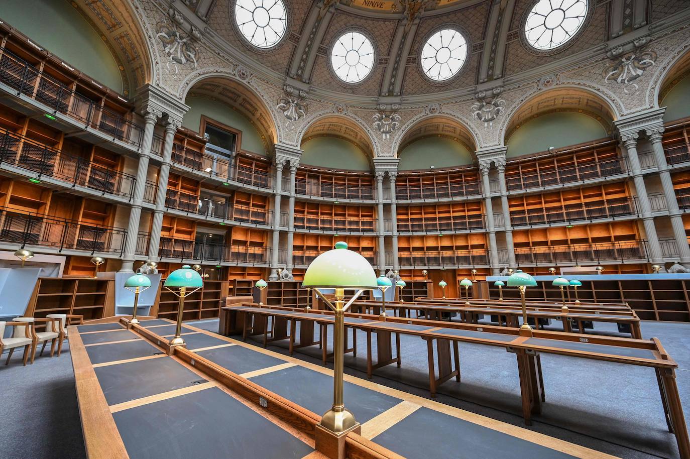 La espectacular Biblioteca Nacional de Francia es una de las más antiguas del mundo. Es heredera de las colecciones reales desde finales de la Edad Media y constituye una de las fundaciones culturales con más historia del país. Su sede desde 1996 es François Mitterrand, en el XIII distrito de París, localizado en la orilla sur del río Sena y con una arquitectura impresionante en la que alberga miles de libros. 