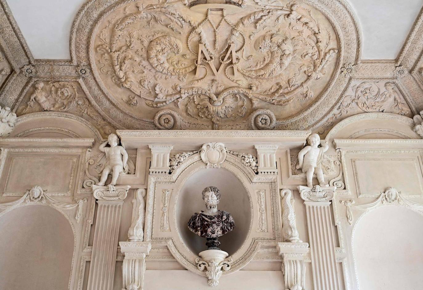 La espectacular Biblioteca Nacional de Francia es una de las más antiguas del mundo. Es heredera de las colecciones reales desde finales de la Edad Media y constituye una de las fundaciones culturales con más historia del país. Su sede desde 1996 es François Mitterrand, en el XIII distrito de París, localizado en la orilla sur del río Sena y con una arquitectura impresionante en la que alberga miles de libros. 