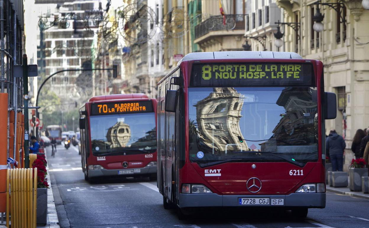 Dos autobuses de la EMT circulan por el centro de Valencia.