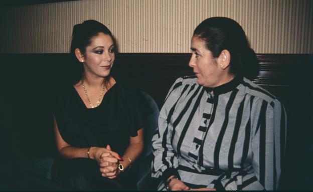 Isabel Pantoja con su madre, doña Ana. 