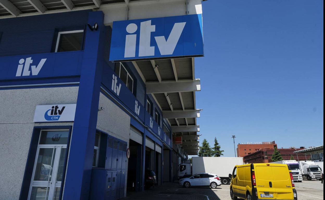 Una ITV donde se inspeccionan los vehículos. 