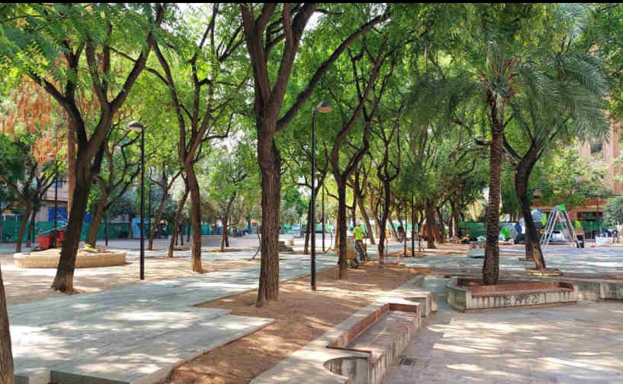 Estado del jardín de la plaza Manuel Granero, en Ruzafa.