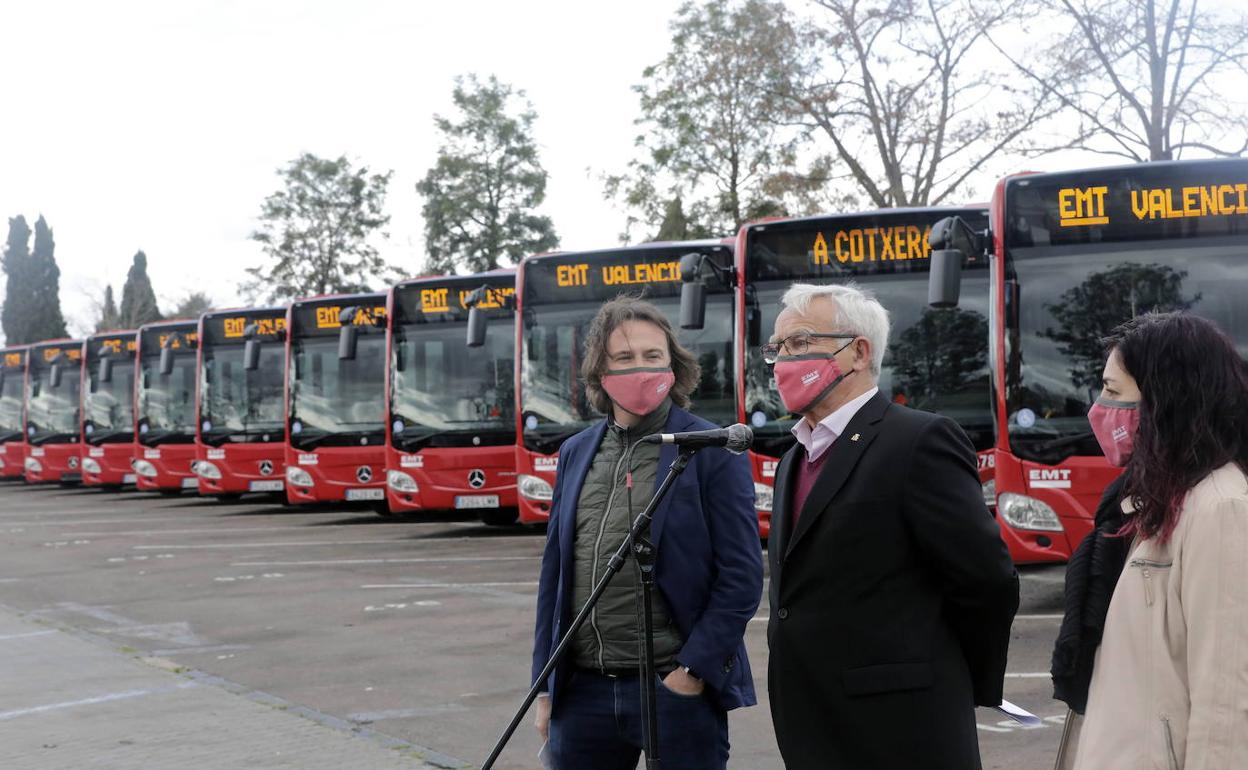 El alcalde Ribó, en la presentación de los autobuses híbridos de la EMT el pasado febrero. 