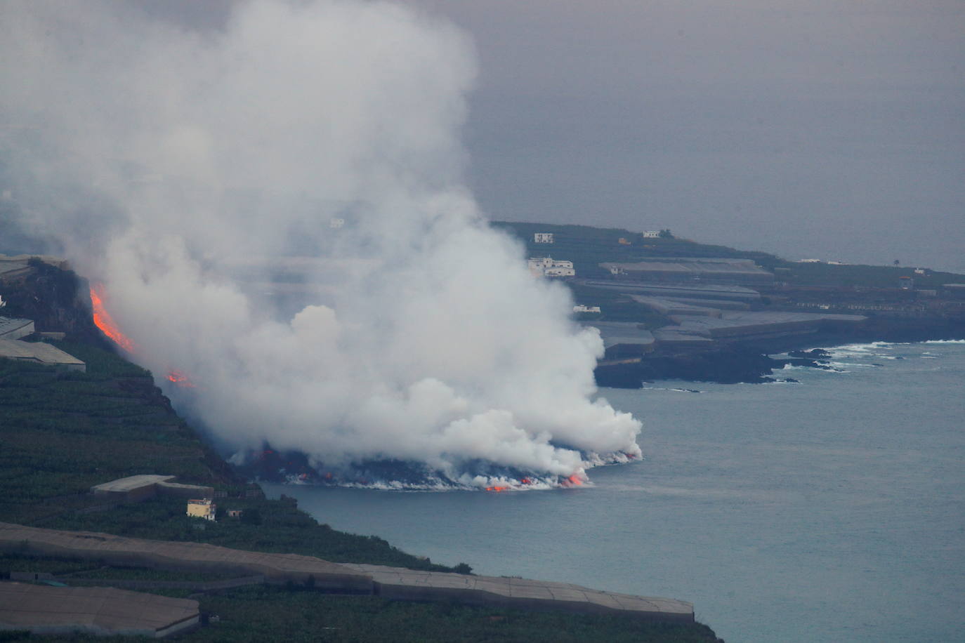 Tras 10 días de erupción el magma llega al océano Atlántico provocando una gran humareda.