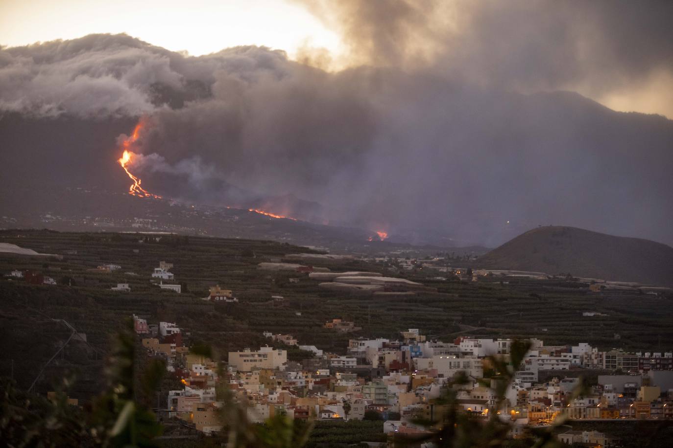 Tras 10 días de erupción el magma llega al océano Atlántico provocando una gran humareda.