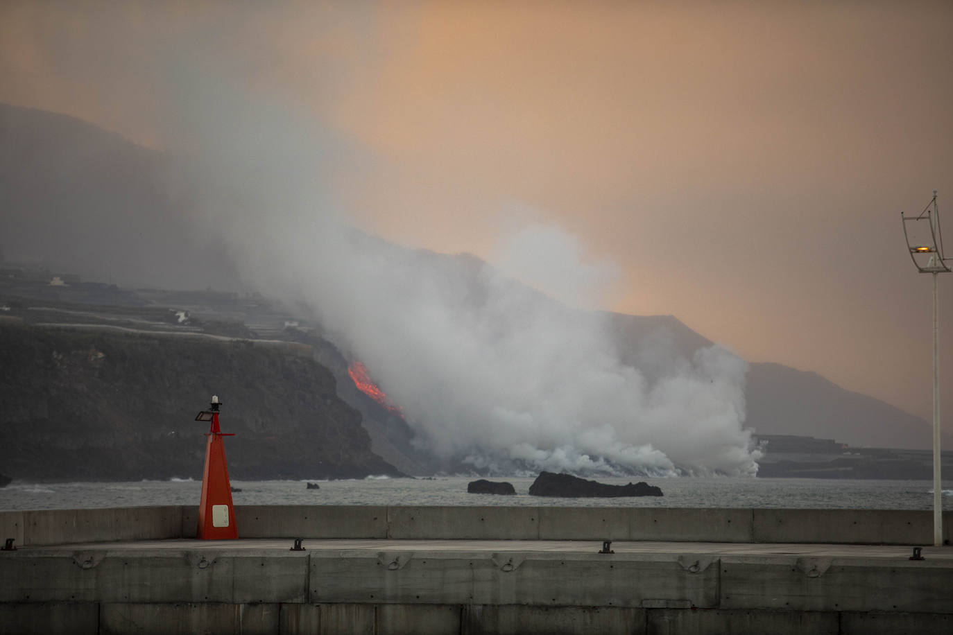 Tras 10 días de erupción el magma llega al océano Atlántico provocando una gran humareda.