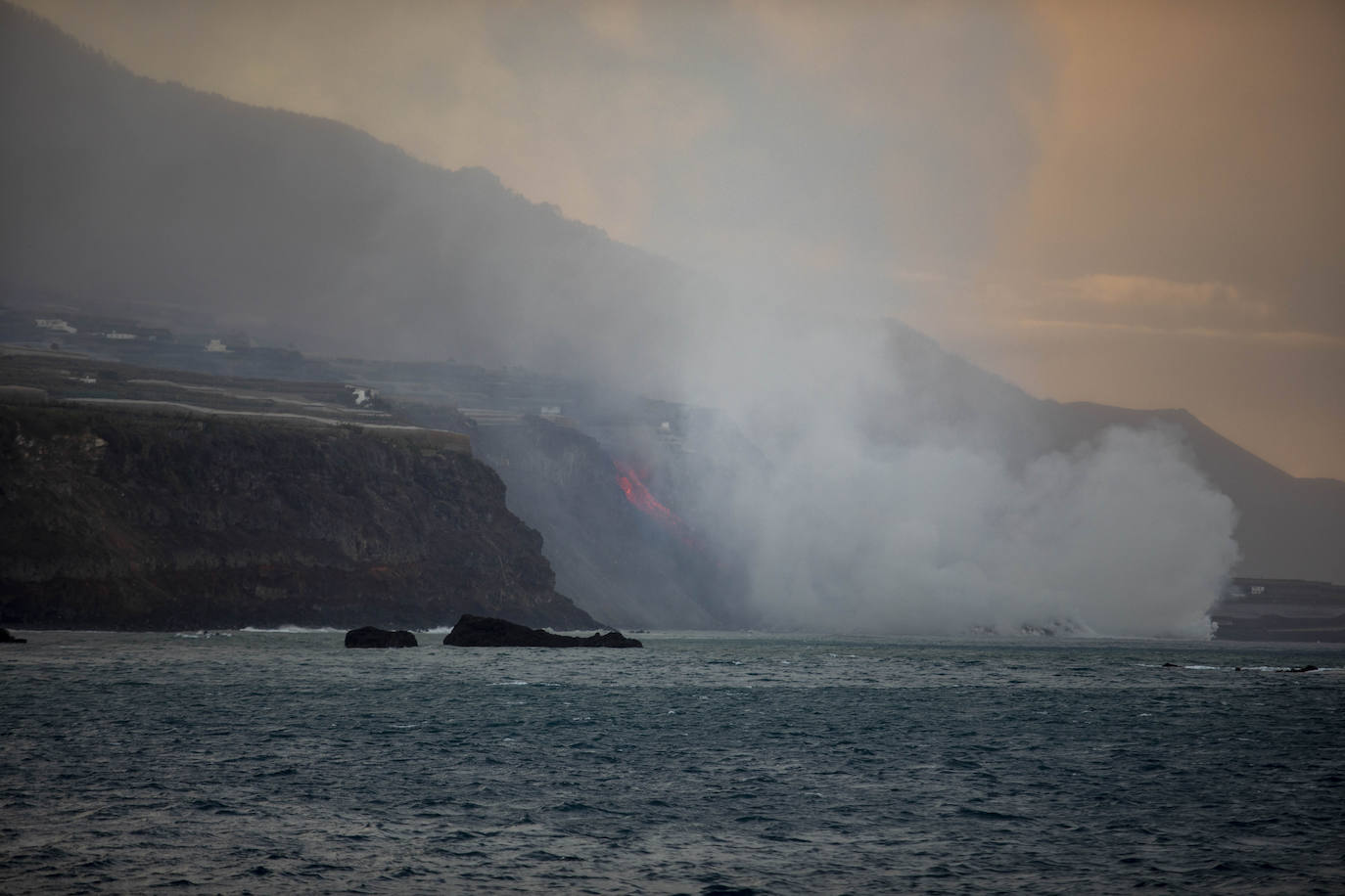 Tras 10 días de erupción el magma llega al océano Atlántico provocando una gran humareda.