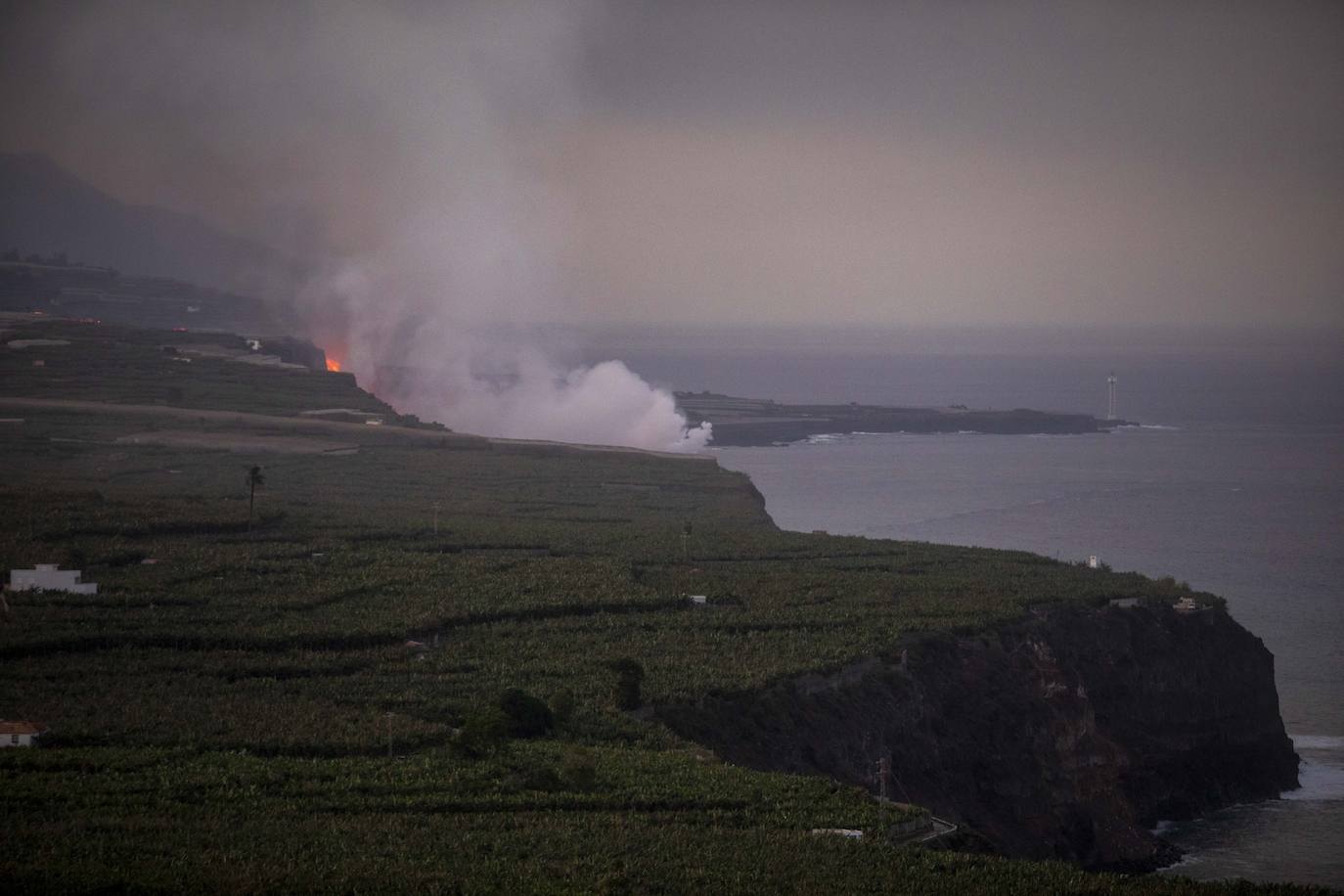 Tras 10 días de erupción el magma llega al océano Atlántico provocando una gran humareda.