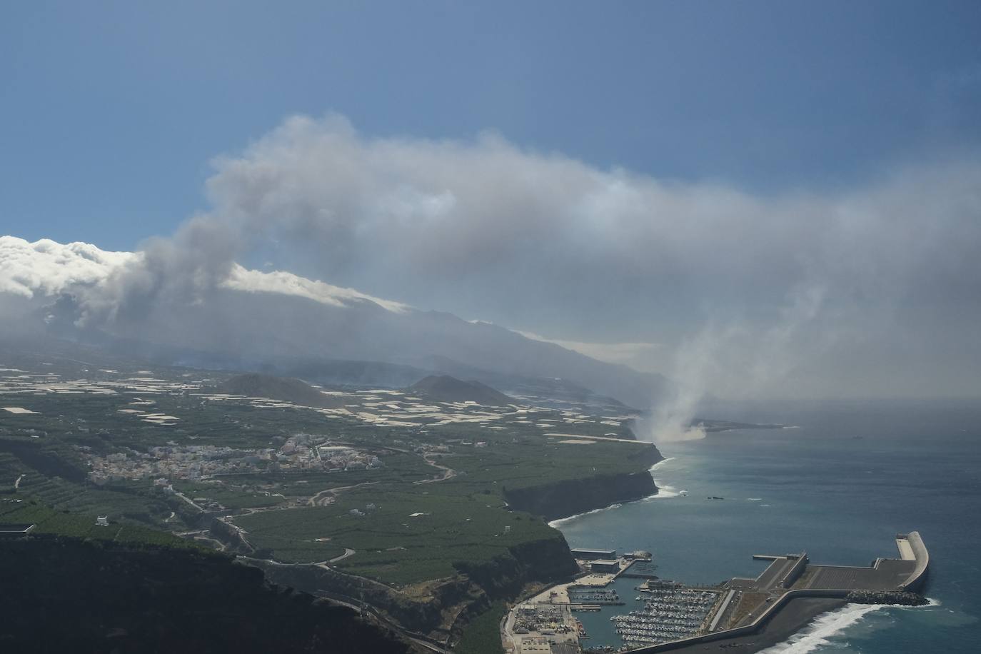 Tras 10 días de erupción el magma llega al océano Atlántico provocando una gran humareda.