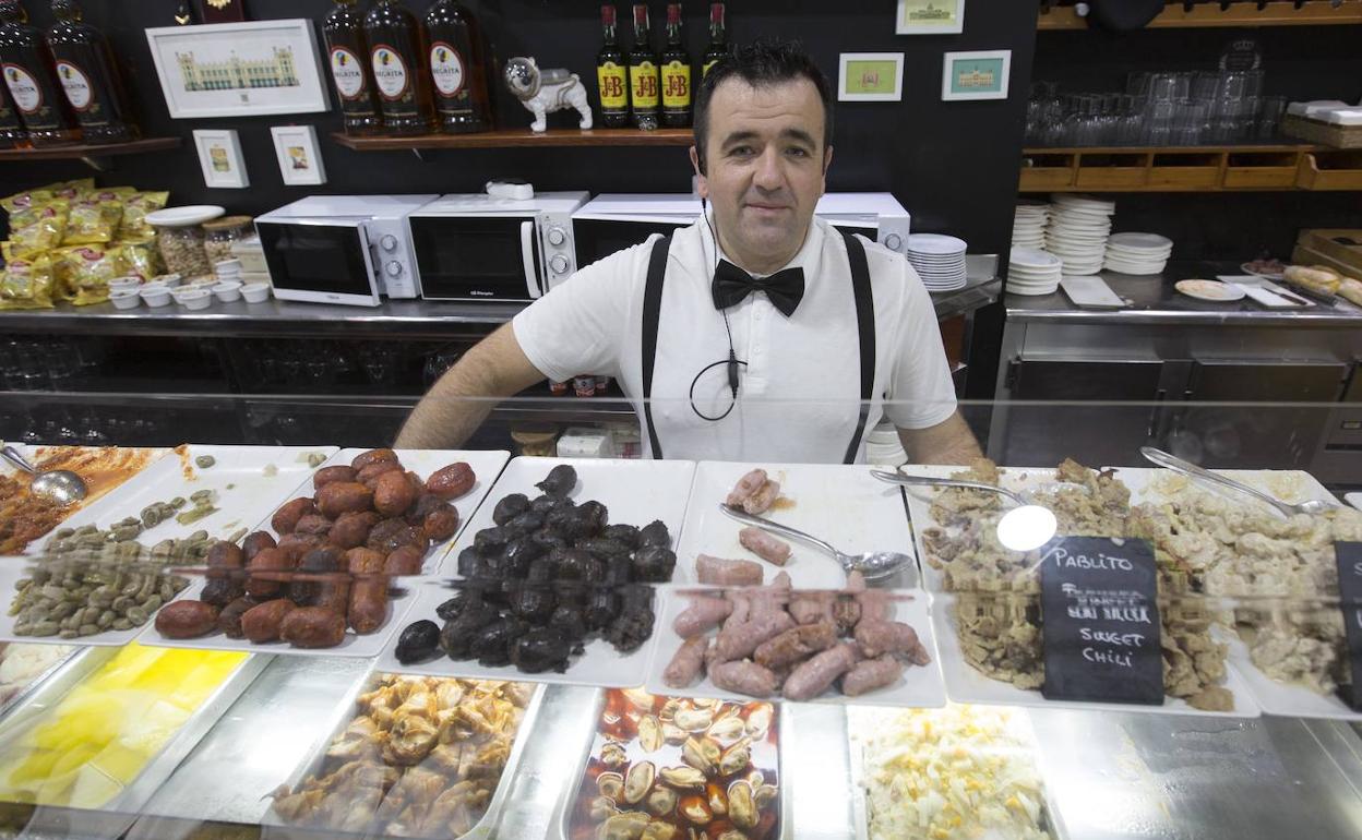 Rául Bermejo, tras la vitrina de la barra. Todo tipo de variedades y complementos para construir el bocadillo al gusto.