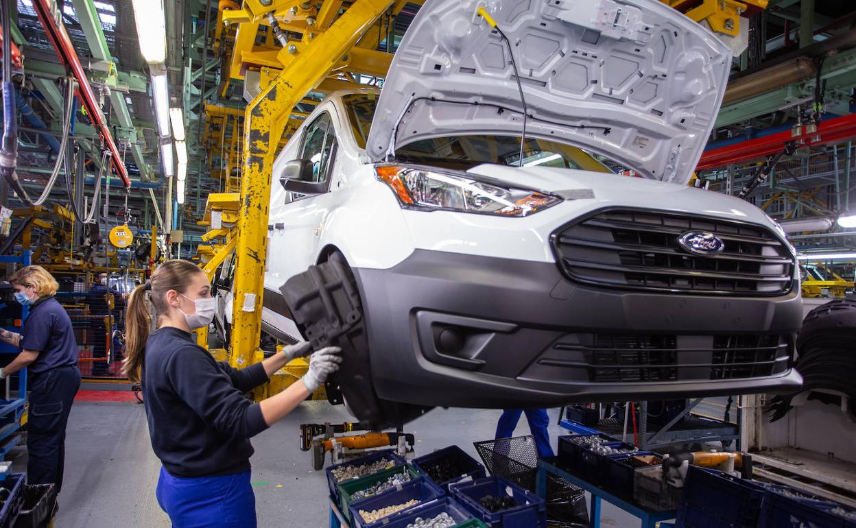 Dos operarias en una línea de montaje de Ford Almussafes. 