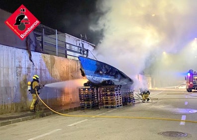 Imagen secundaria 1 - Así han apagado el incendio los bomberos del parque de Benissa. 