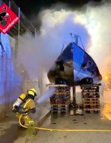 Imagen secundaria 2 - Así han apagado el incendio los bomberos del parque de Benissa. 