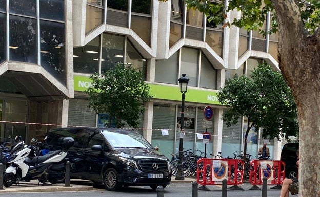 La plaza de Rodrigo Botet concentra los vehículos del rodaje. 