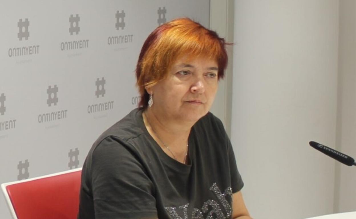 Inma Ibáñez, concejala de Transportes del Ayuntamiento de Ontinyent durante la rueda de prensa. 