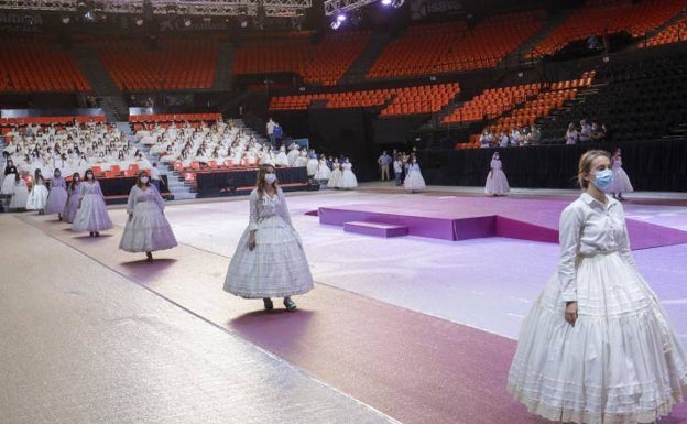 Imagen principal - Candidatas, durante el ensayo general en La Fonteta. 