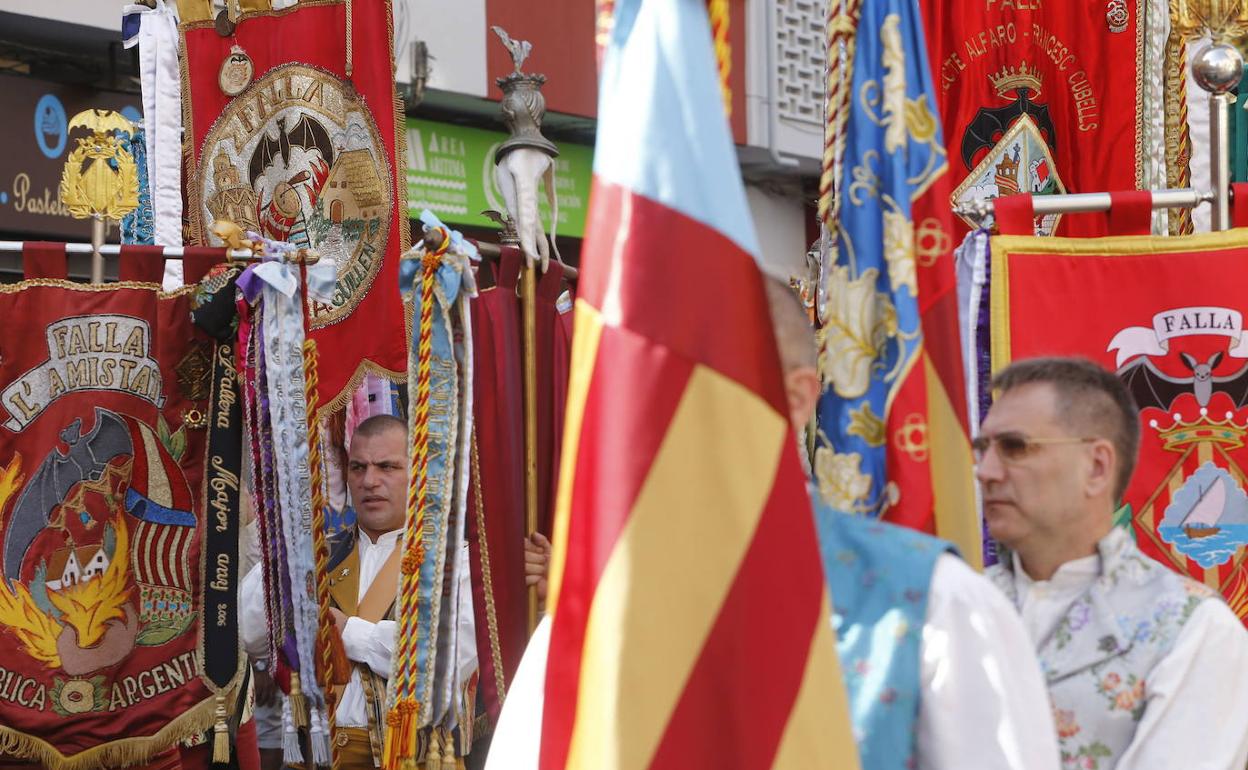 Un homenaje a la Senyera de las fallas del Marítimo. 