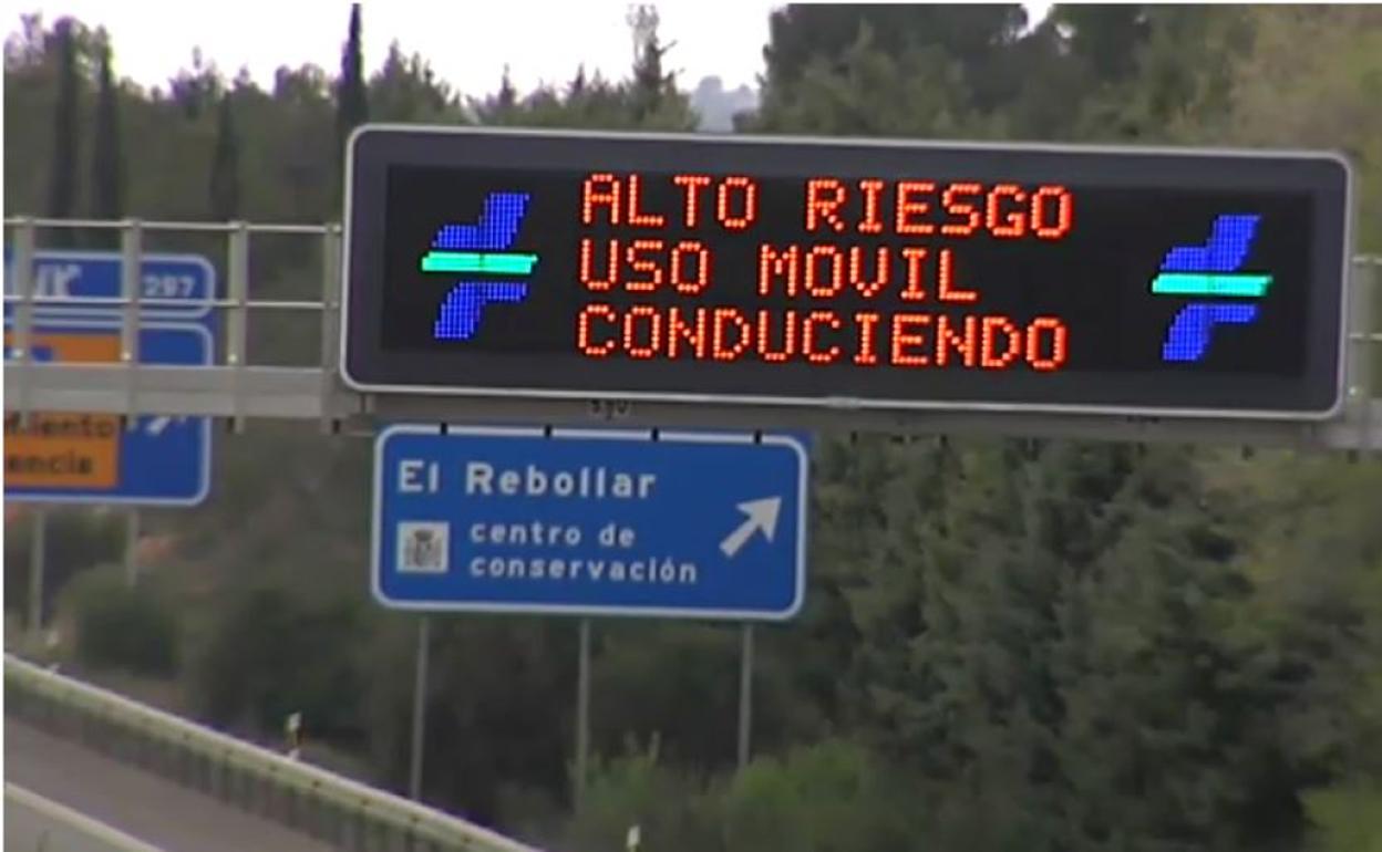 La nueva norma castiga con 6 puntos menos el uso del móvil al volante. 