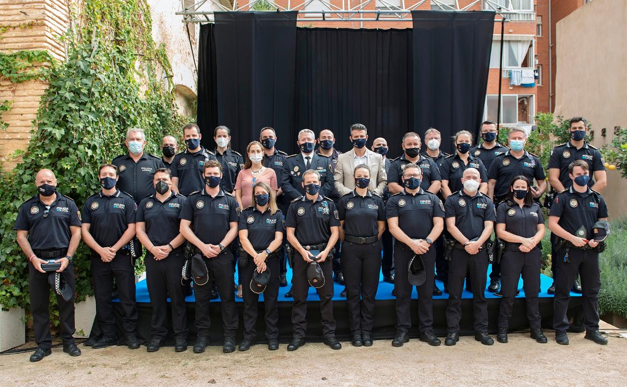 Agentes de la Policía de Almussafes junto a las autoridades. 