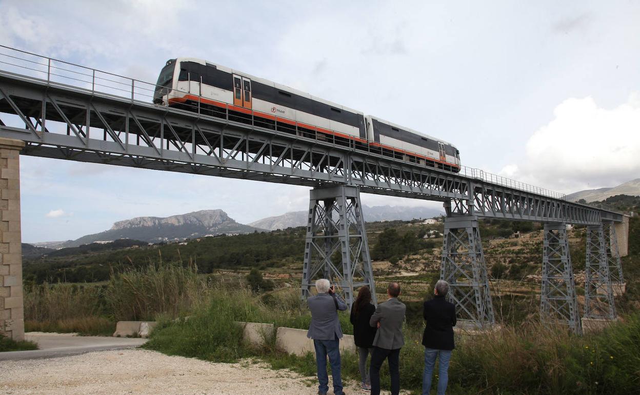 Un tren circulando por el Pont del Quisi. 