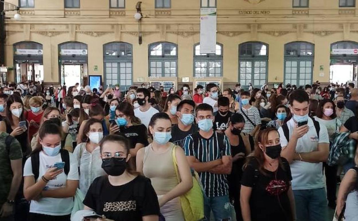 Pasajeros en la Estación del Norte de Valencia la mañana de este jueves.