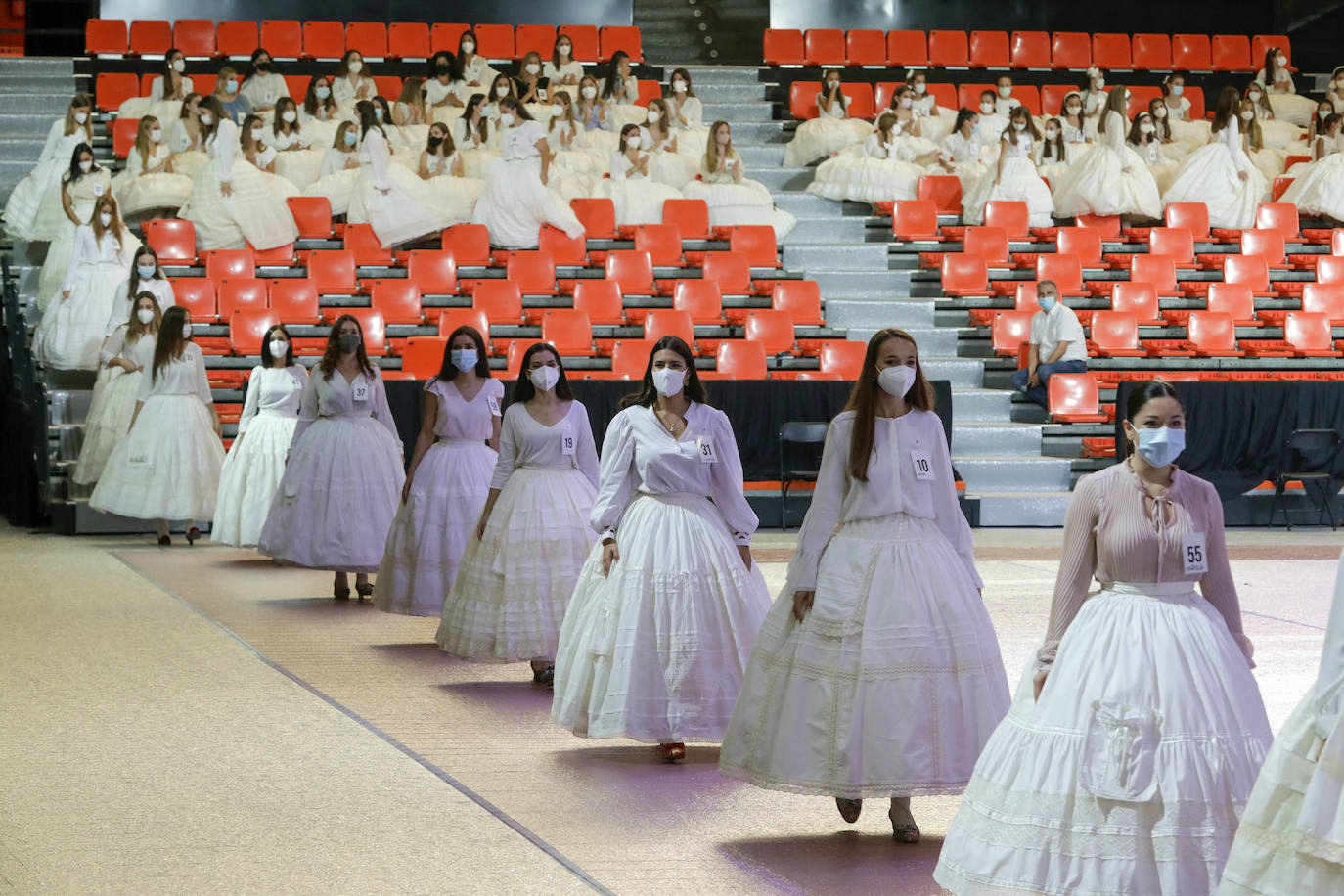 El mundo fallero ya está deseoso de que llegue el sábado, ya que en esa fecha tan señalada se elegirá a 13 jóvenes y 13 niñas que pasarán a la última fase de la elección de las falleras mayores de 2022. Mientras llega esa gran cita, cabe destacar que las candidatas ya han cumplido en la tarde del jueves con el ritual de hacer el ensayo general en La Fonteta. 