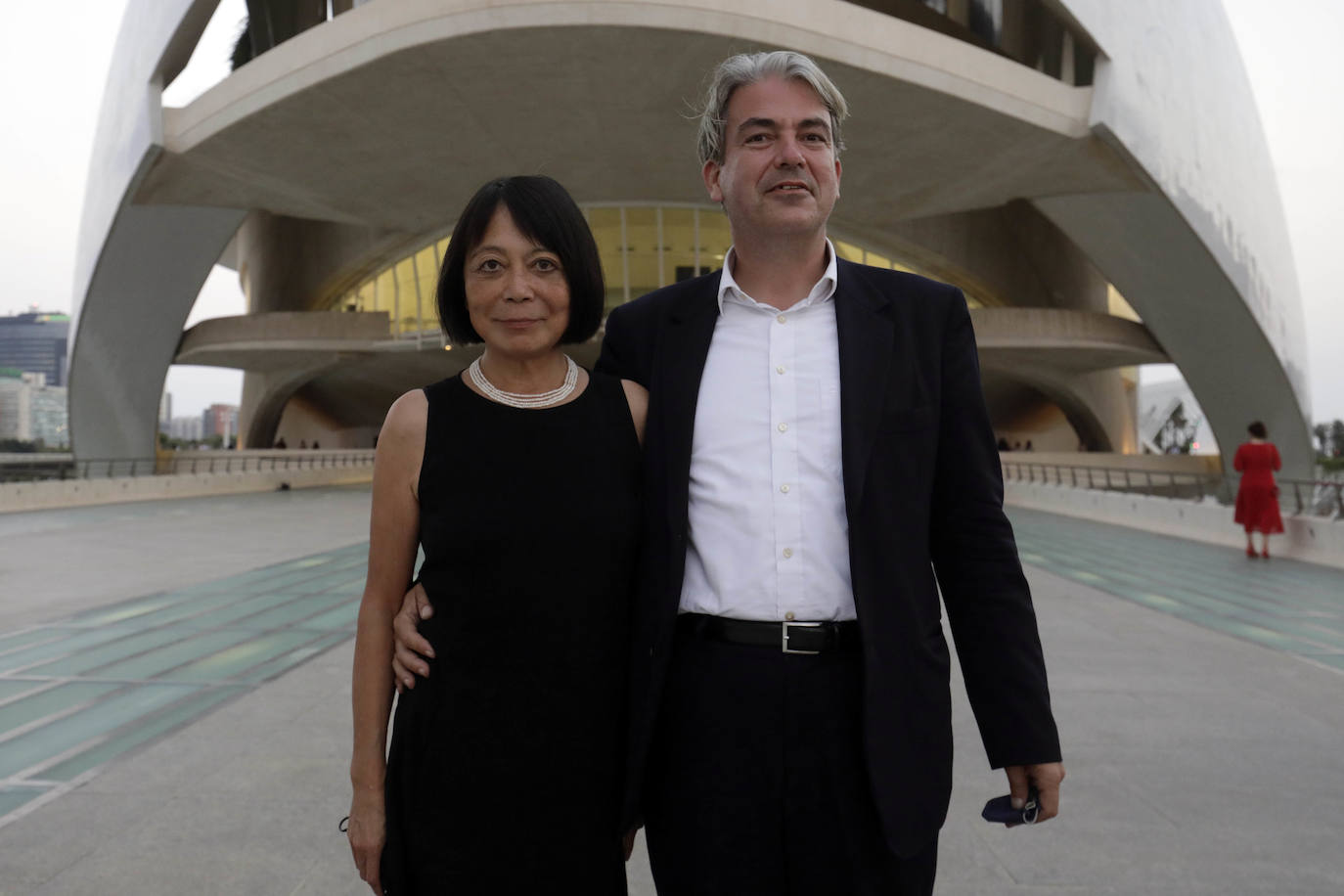 Este jueves 30 de septiembre Les Arts ha inaugurado su temporada. Lo ha hecho con el 'Réquiem', de Mozart, un título que se canceló el ejercicio anterior. Se suspendió por la dificultad de desarrollarlo con gran complejidad escénica en tiempos marcados por las distancias de seguridad. El 'Réquiem' afronta ahora una segunda oportunidad con una mayor relajación de las restricciones derivadas del Covid. Su representación sirve, de alguna forma, para celebrar la vuelta a la normalidad cultural, que la sociedad valenciana no se ha querido perder. 