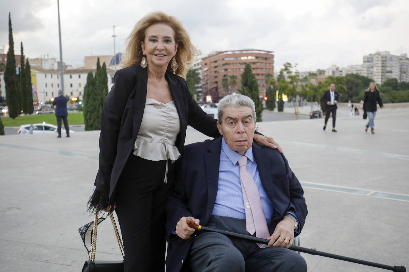 Este jueves 30 de septiembre Les Arts ha inaugurado su temporada. Lo ha hecho con el 'Réquiem', de Mozart, un título que se canceló el ejercicio anterior. Se suspendió por la dificultad de desarrollarlo con gran complejidad escénica en tiempos marcados por las distancias de seguridad. El 'Réquiem' afronta ahora una segunda oportunidad con una mayor relajación de las restricciones derivadas del Covid. Su representación sirve, de alguna forma, para celebrar la vuelta a la normalidad cultural, que la sociedad valenciana no se ha querido perder. 