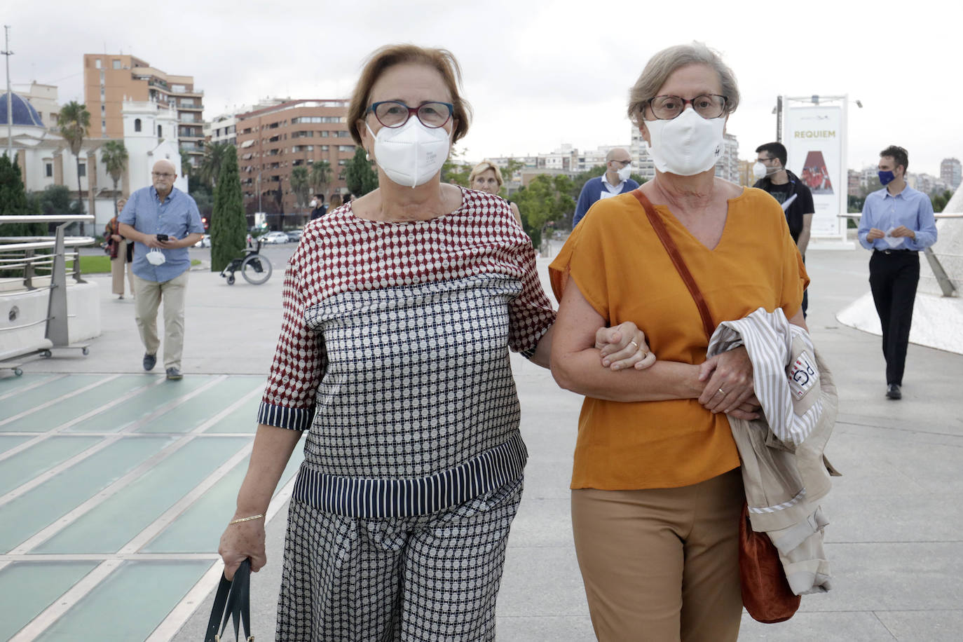 Este jueves 30 de septiembre Les Arts ha inaugurado su temporada. Lo ha hecho con el 'Réquiem', de Mozart, un título que se canceló el ejercicio anterior. Se suspendió por la dificultad de desarrollarlo con gran complejidad escénica en tiempos marcados por las distancias de seguridad. El 'Réquiem' afronta ahora una segunda oportunidad con una mayor relajación de las restricciones derivadas del Covid. Su representación sirve, de alguna forma, para celebrar la vuelta a la normalidad cultural, que la sociedad valenciana no se ha querido perder. 