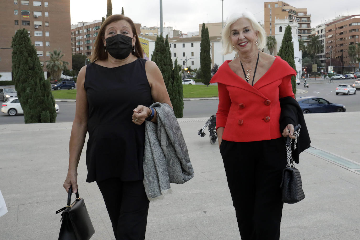 Este jueves 30 de septiembre Les Arts ha inaugurado su temporada. Lo ha hecho con el 'Réquiem', de Mozart, un título que se canceló el ejercicio anterior. Se suspendió por la dificultad de desarrollarlo con gran complejidad escénica en tiempos marcados por las distancias de seguridad. El 'Réquiem' afronta ahora una segunda oportunidad con una mayor relajación de las restricciones derivadas del Covid. Su representación sirve, de alguna forma, para celebrar la vuelta a la normalidad cultural, que la sociedad valenciana no se ha querido perder. 