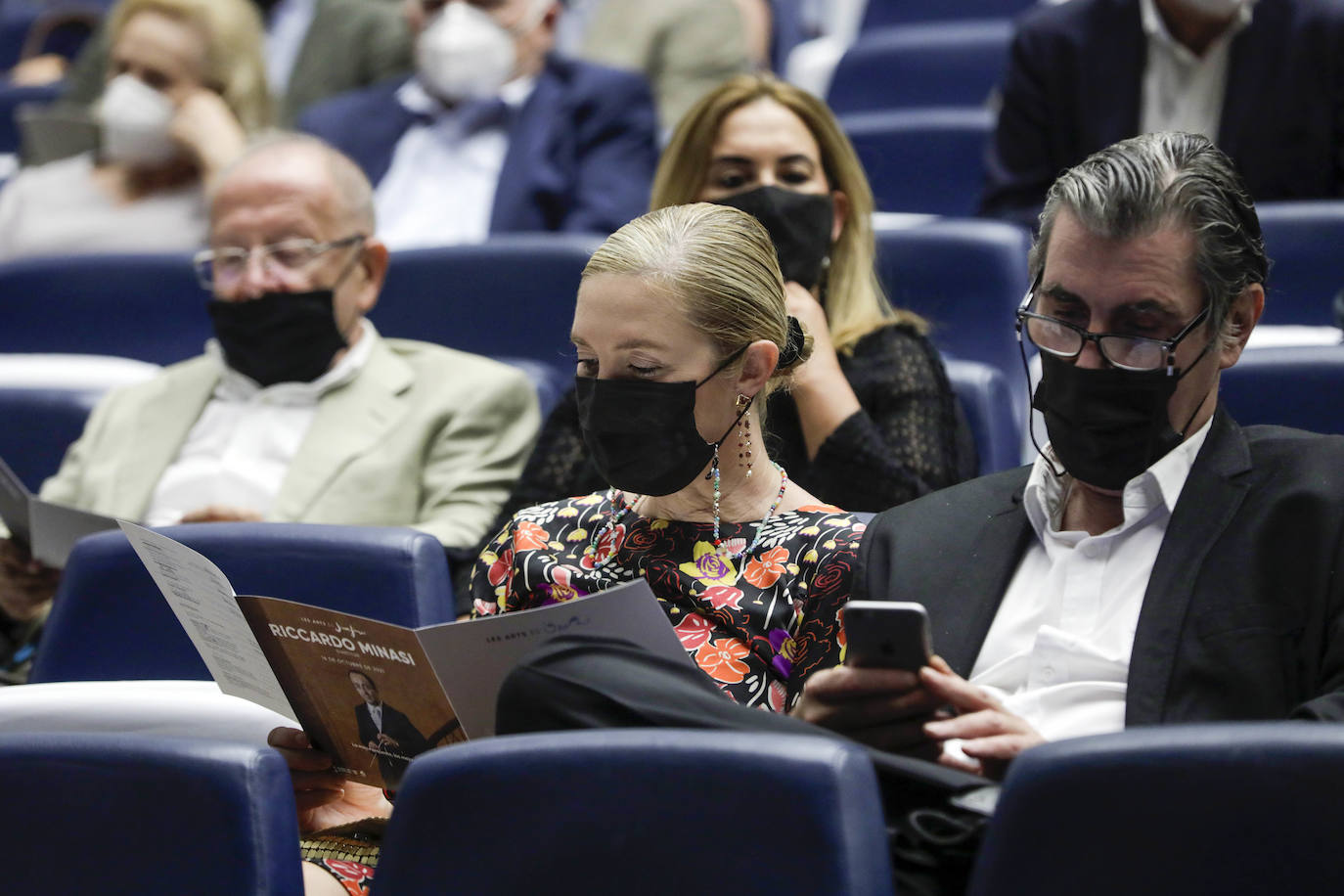 Este jueves 30 de septiembre Les Arts ha inaugurado su temporada. Lo ha hecho con el 'Réquiem', de Mozart, un título que se canceló el ejercicio anterior. Se suspendió por la dificultad de desarrollarlo con gran complejidad escénica en tiempos marcados por las distancias de seguridad. El 'Réquiem' afronta ahora una segunda oportunidad con una mayor relajación de las restricciones derivadas del Covid. Su representación sirve, de alguna forma, para celebrar la vuelta a la normalidad cultural, que la sociedad valenciana no se ha querido perder. 