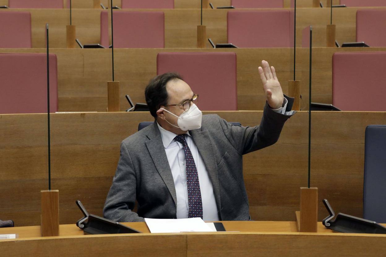 El conseller Vicent Soler, en Les Corts. irene marsilla