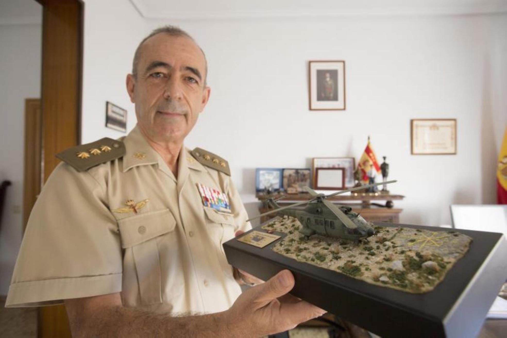 El coronel Vicente León, con una maqueta del helicóptero de Perejil. Torres