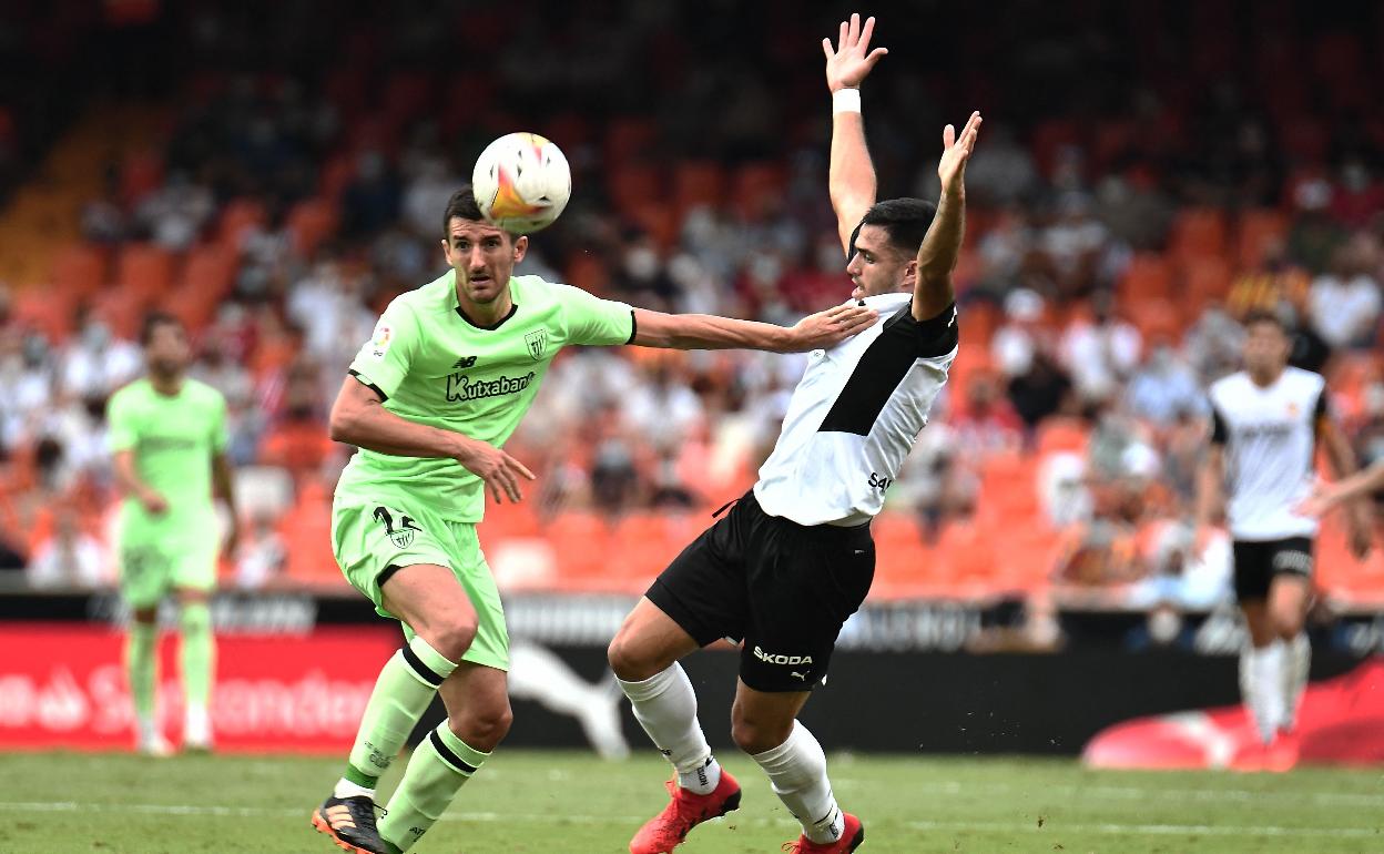 Vivian (i) impide a Maxi controlar el balón en una acción del pasado sábado en Mestalla. 