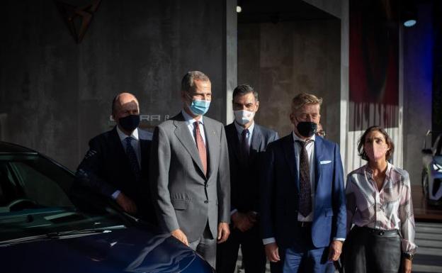 El presidente del Automobile de Barcelona, Enrique de Lacalle, el Rey Felipe VI y el presidente del Gobierno, Pedro Sánchez y la ministra e Industria, Comercio y Turismo, Reyes Maroto, en el Automobile Barcelona, en el recinto de Montjuïc de Fira de Barcelona