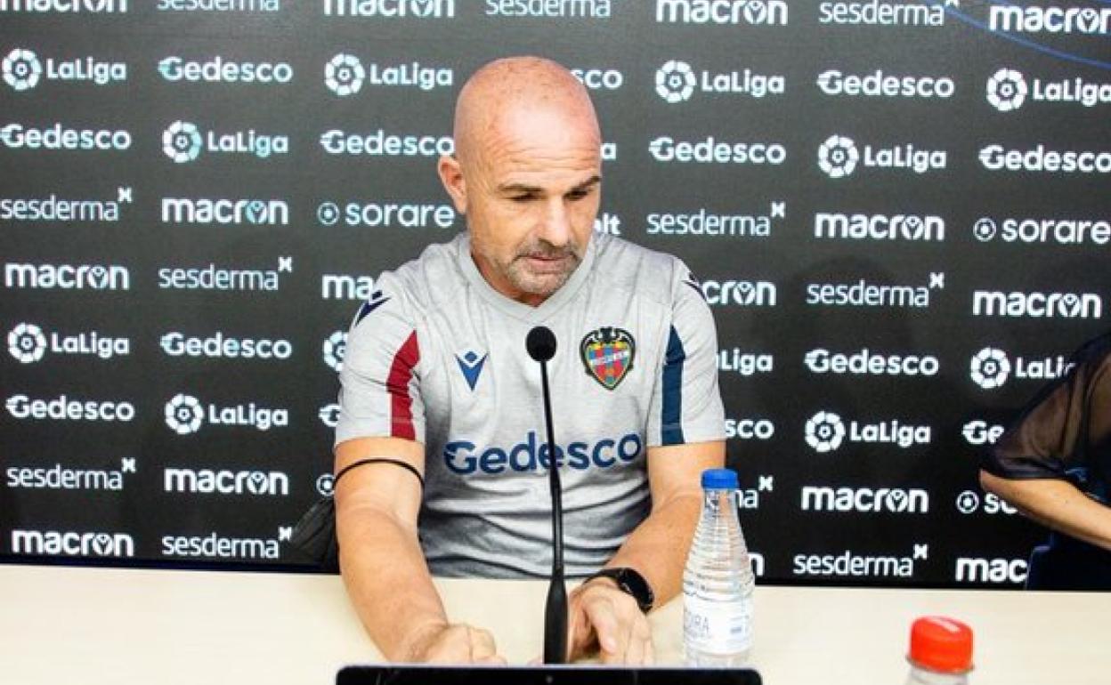 Paco López durante la rueda de prensa previa al partido frente al Mallorca en Buñol 