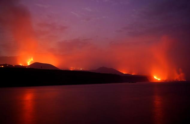 Flujos de lava tras la erupción del volcán en la isla canaria de La Palma.