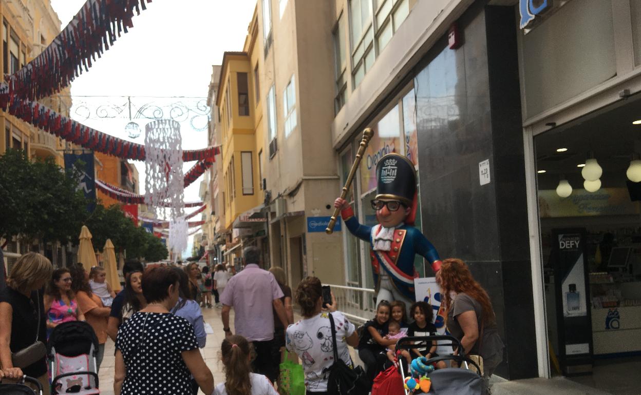 Una de las figuras del Tio de la Porra gigante, en la calle Rausell de Gandia.  