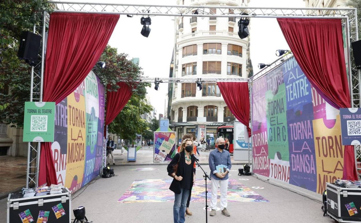 Los responsables de la campaña en la instalación que se podrá visitar hasta el domingo en la plaza del Ayuntamiento. 