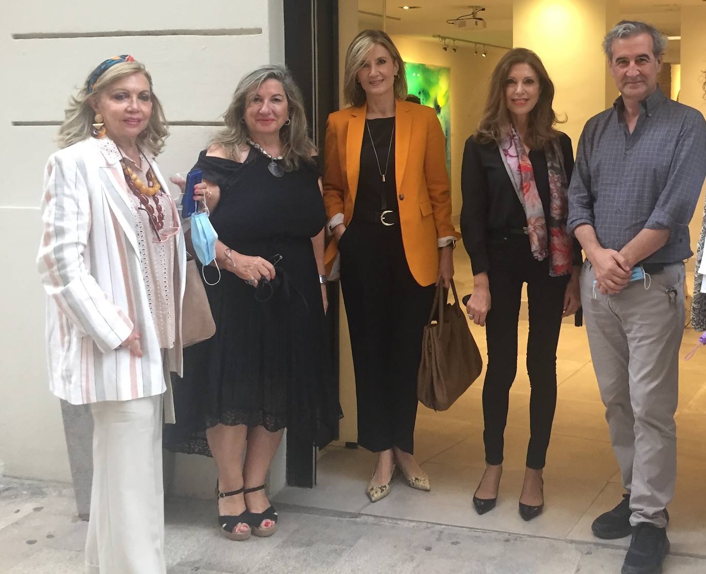 Pilar Millán, Ana Joudí, Begoña Campoy, la doctora Amparo Ortuño y el arquitecto Carlos Salazar en la galería Shiras.