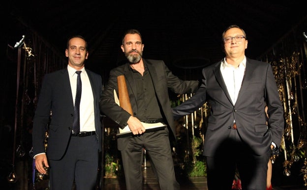 Imagen principal - Bernardo y Pedro Soliveres, Cachorras Band y María José Bertomeu, con sus premios. 