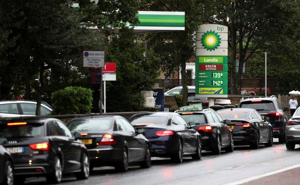 Colas interminables en los accesos a una gasolinera del centro de Londres.