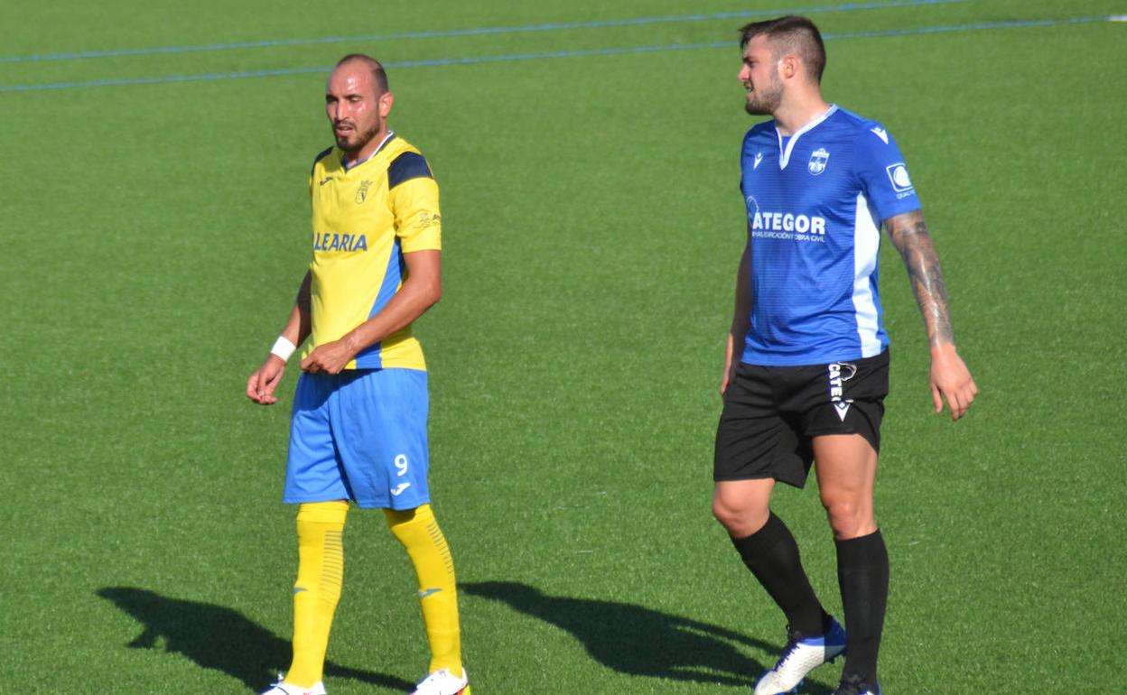 El goleador dianense Panucci junto a un defensa rival. 