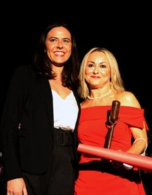 Imagen secundaria 2 - Cani Tudela, Javier Alguacil, Julia Lozano y Patricia Sentí recibiendo sus galardones. 