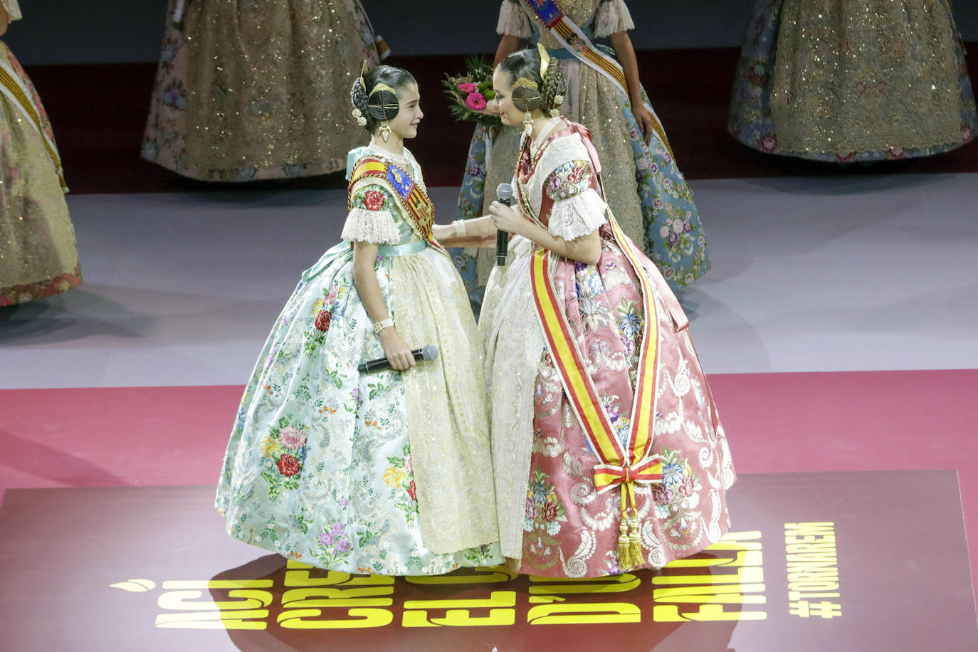 Valencia ya tiene nueva Corte de Honor para las Fallas 2022. Las 26 candidatas escucharon la noche del sábado sus nombres y desfilaron cumpliendo el sueño de convertirse en una de las posibles falleras mayores para las próximas fiestas.